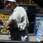 tercera edad anciana trabaja calle tecopora