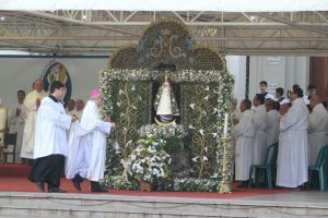 Un novedoso retablo hecho básicamente con elementos del campo engalanaba a la virgen durante la celebración eucarística.
