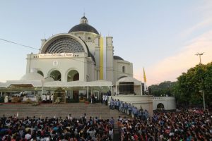 Majestuoso lucia la Basílica de Caacupé