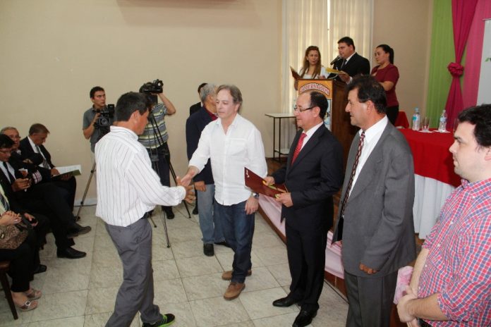 entrega de titulos en Paraguari_Indert
