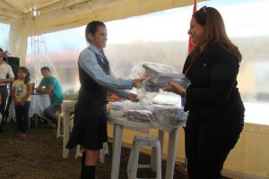 Entrega de los kits escolares por parte de la ministra Lafuente.