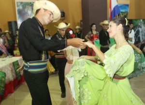 Con bailes y música folklorica, el festival del Tereré se prepara atraer a miles de turistas.