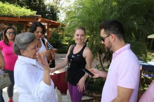 Olga Ferreira recibiendo a los turistas extranjeros.