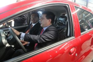 El presidente Cartes a bordo del primer auto ensamblado en Paraguay. 