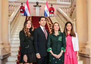 El embajador junto con su familia.