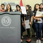 estudiantes en Mburuvicha Roga con el presidente 2