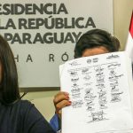estudiantes en Mburuvicha Roga_firma de acuerdo