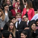 jovenes becarios con el presidente CARTES 6