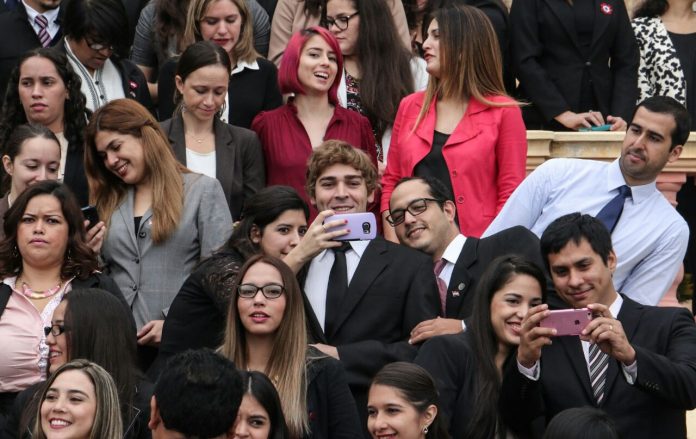 jovenes becarios con el presidente CARTES 6