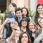 jovenes becarios con el presidente CARTES 8