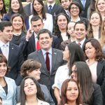 jovenes becarios con el presidente CARTES 9