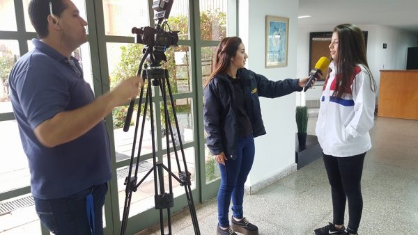 La patinadora Leila Ozuna concede una entrevista tras la firma de su contrato como becada por la SND.