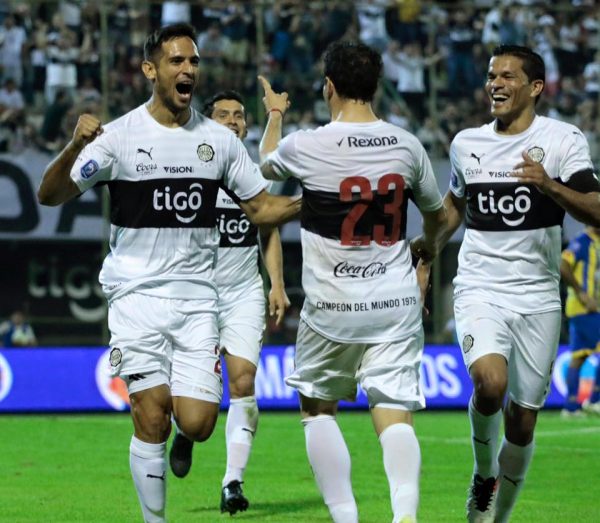 El delantero Roque Santa Cruz fue ovacionado a su ingreso y al terminar el partido. En la gráfica aparece junto con Julián Benítez y Salustiano Candia. Foto Gentileza APF. 