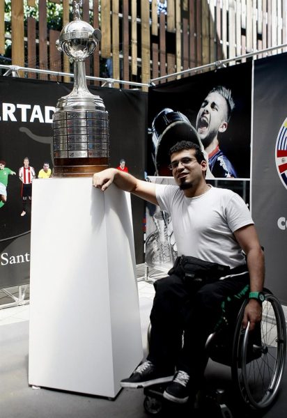 El preciado trofeo de la Copa Libertadores y por la que juegan hoy colombianos y ecuatorianos. Foto Agencia EFE.