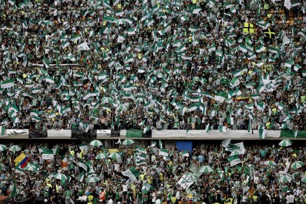 Los hinchas del Atlético Nacional dieron color y calor al estadio Anastacio Girardot, de Medellín, Colombia. Foto Agencia EFE.