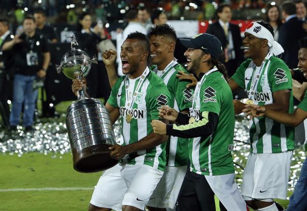 La fiesta fue total en Medellín, porque Atlético Nacional sumó su segunda Copa Libertadores. Foto Agencia EFE.