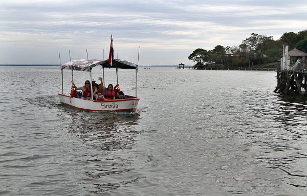 San Bernardino invita a los ciudadanos a sus paseos en bote por el Lago Ypacarai 