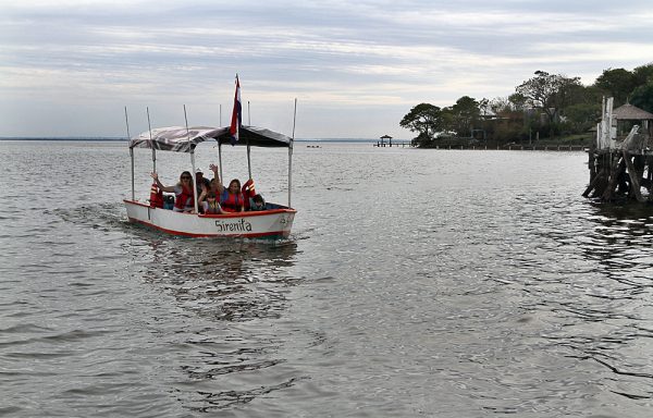 San Bernardino invita a los ciudadanos a sus paseos en bote por el Lago Ypacarai