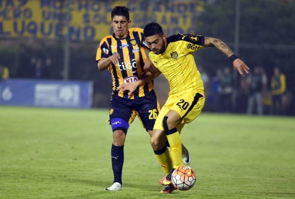 Nicolás Albarracín domina el balón frente al lateral de Luqueño, Mario Saldívar. Foto Gentileza Conmebol. 