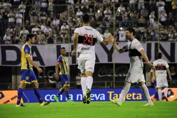 Roque Santa Cruz ya está dentro del terreno y lo saluda a Julián Benítez. Foto Gentileza Club Olimpia. 