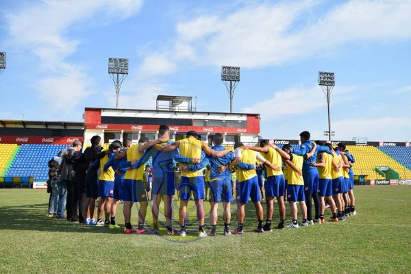 Los futbolistas conforman una ronda para realizar el compromiso de poner todo el empeño para salir adelante. Foto Gentileza Deportivo Capiatá. 