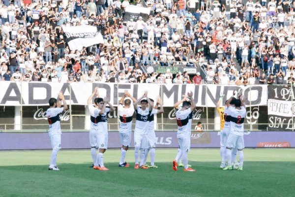 Los jugadores del Franjeado saludan a su pública, tras la victoria por la mínima diferencia. Foto Gentileza Club Olimpia. 