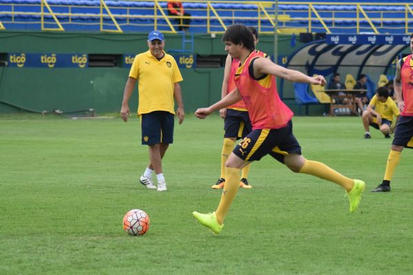 El delantero Pablo Zeballos domina el balón. El atacante estará en la banca, pero en la complementaria ingresará para dar mayor fortaleza adelante. Foto Gentileza Club Sportivo Luqueño.