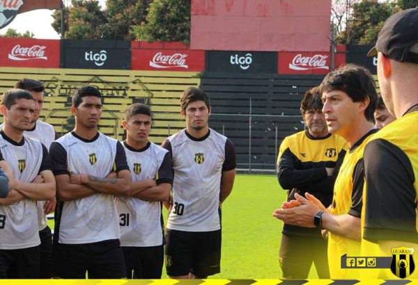 El nuevo entrenador, Daniel Garnero, habla con sus dirigidos dentro del campo de juego. Foto Gentileza Club Guaraní.