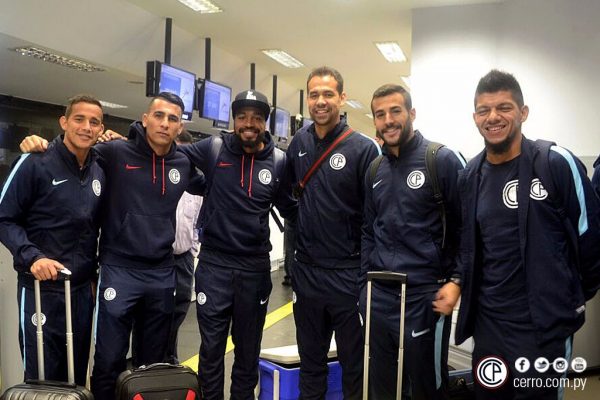 De izquierda a derecha posan Jorge González, Júnior Alonso, Luis Leal, Pablo Velázquez, Raúl Cáceres y Marcos Riveros. Foto Gentileza Club Cerro Porteño. 