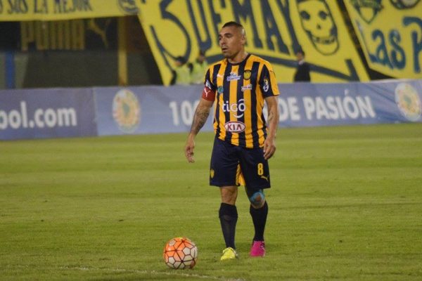 El experimentado volante Vladimir Marín aporta toda su calidad y experiencia para el Auriazul. Foto Club Sportivo Luqueño.