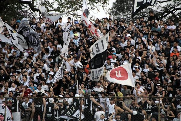 Los hinchas del Franjeado respaldaron al equipo con su presencia en el juego con Sol. Foto Gentileza Club Olimpia. 