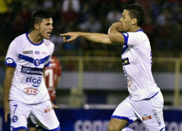 El volante Isaac Díaz celebra su gol, que fue el empate , en la altura de Cochabamba. Foto Gentileza Conmebol.
