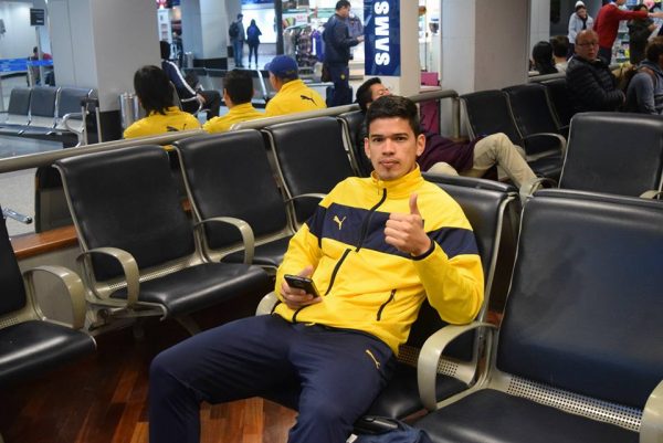 El portero José Aquino espera para emprender el viaje a Medellín.