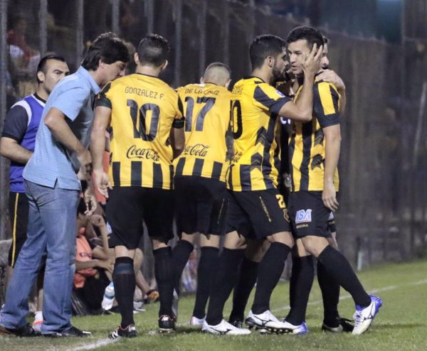 Los futbolistas de Guaraní celebran el único gol que fue anotado por Néstor Camacho. Foto Gentileza APF.
