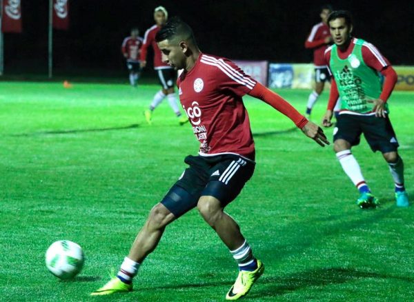 Derlis González domina el esférico ante la mirada de Cristian Riveros. Foto Gentileza APF. 