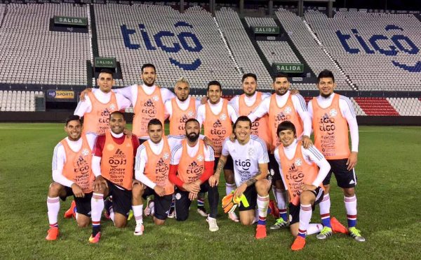 Formación del equipo ganador durante el fútbol en espacio reducido que realizó la Selección Nacional.