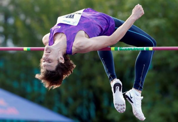 El atleta ruso de salto de altura y campeón olímpico Iván Ukhov participa en la competencia de pista y campo de Estrellas, Rusia. Ukhov y un total de 68 atletas de pista de la Federación Rusa de Campo están vetados para participar en los Juegos Olímpicos de Río 2016. Foto Agencia EFE. 