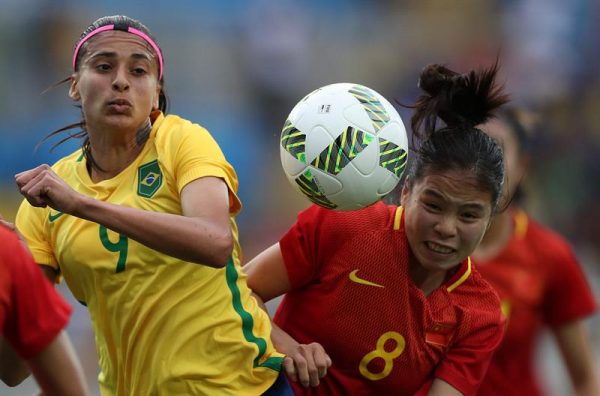 La jugadora del equipo olímpico femenino de Brasil Andressa Alves (i) en acción ante Tan Ruyin (d) de China. Foto Agencia EFE. 