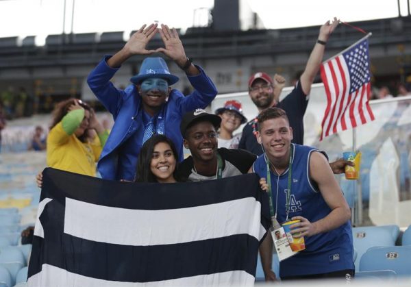 Los espectadores comienzan a llenar el estadio Maracaná antes de la ceremonia inaugural de los Juegos Olímpicos Río 2016. Foto Agencia EFE.