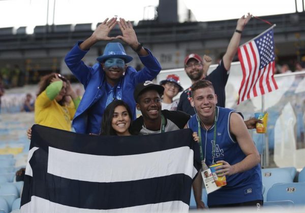 Los espectadores comienzan a llenar el estadio Maracaná antes de la ceremonia inaugural de los Juegos Olímpicos Río 2016. Foto Agencia EFE. 