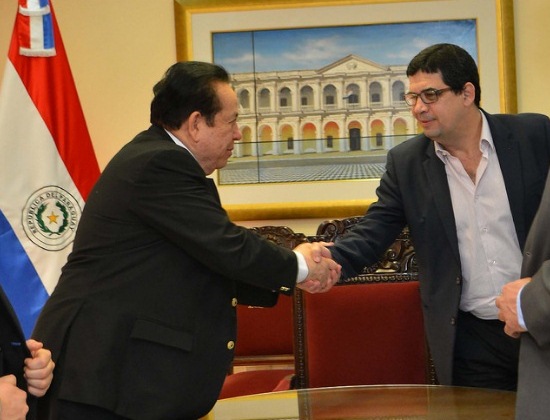 Luis Alberto Mauro saluda a Hugo Velázquez. Foto:Gentileza/Diputados. 
