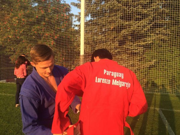 El volante Lorenzo Melgarejo se prepara para practicar. 