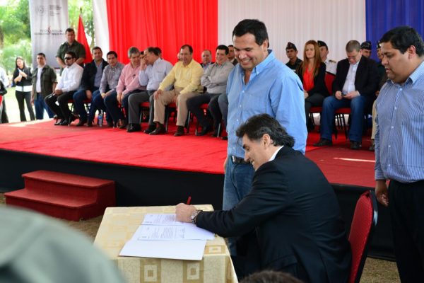 La firma del convenio se realizó en la ciudad de Ayolas, departamento de Misiones. Foto Gentileza SND. 