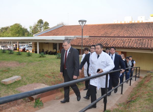 recorrido del ministro Barrios en Clinicas 2