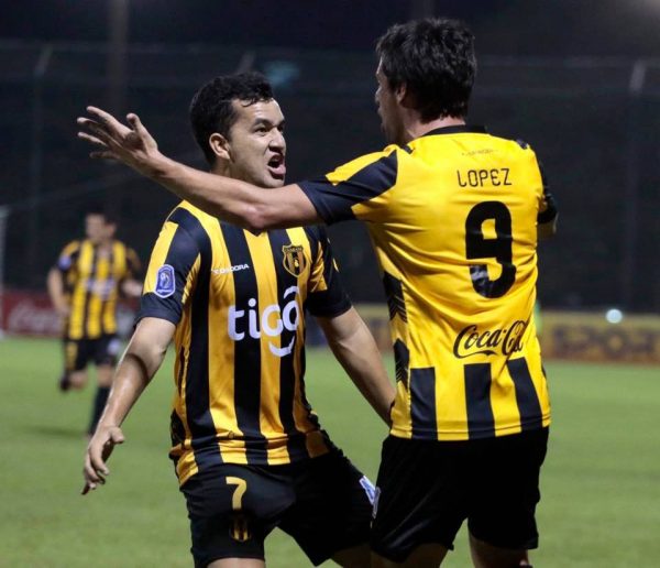 Néstor Camacho (i) y Rodrigo López (d) festejan en Dos Bocas el gol del segundo para Guaraní.