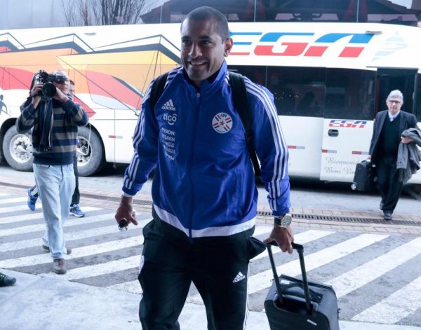 Paulo Da Silva, capitán de la Albirroja, en el momento en que ingresa al hotel donde está concentrado el plantel. Foto Gentileza APF. 