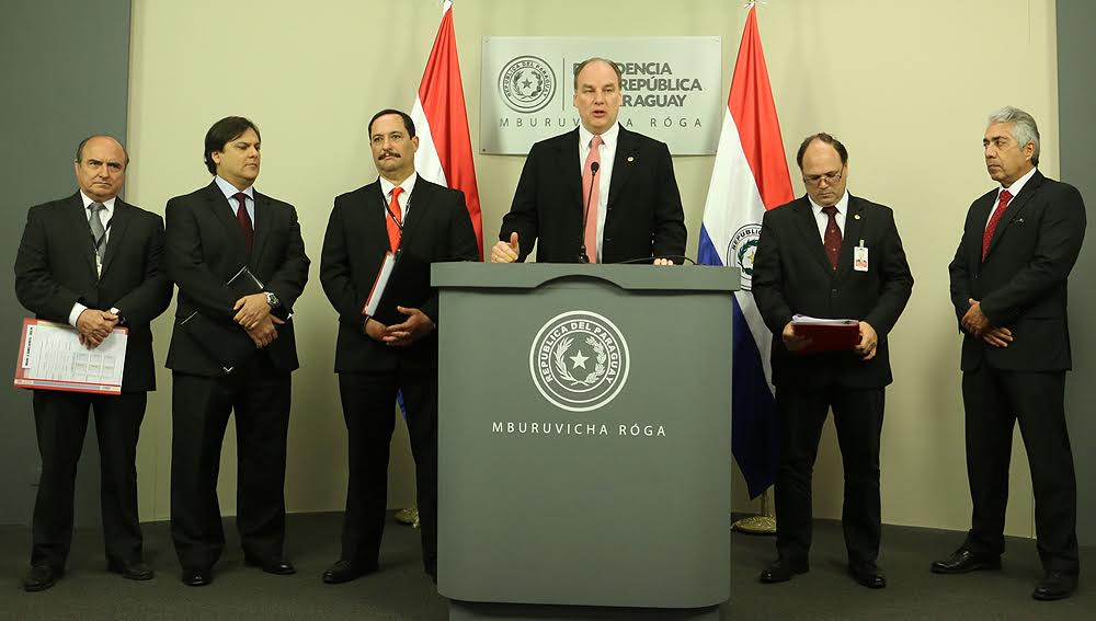 Integrantes de la Dirección Ejecutiva de la Itaipu, encabezada por el director James Spalding (c). Foto: IP.