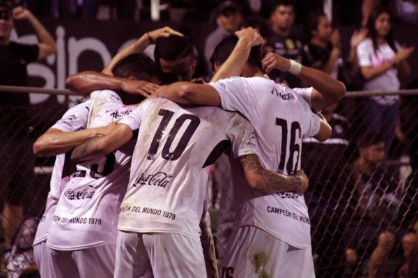 William Mendieta (10), autor de dos goles, es felicitado por sus compañeros de equipo.