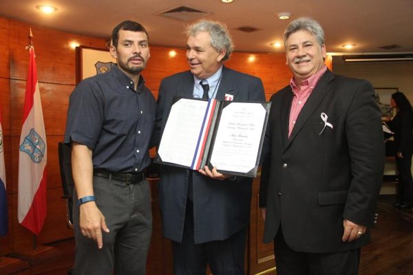 Los concejales Hugo Ramírez (i) y Orlando Fiorotto (d) posan junto con el capitán de la Selección campeona, Aldo Florentín (centro).