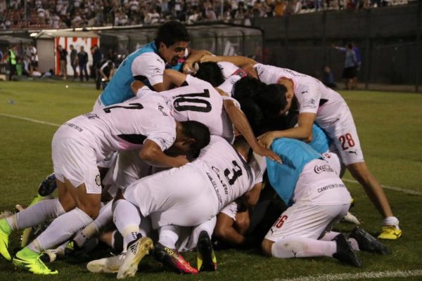 Los futbolistas de Olimpia celebran uno de los goles en el choque con Gral. Caballero. Foto Gentileza Club Olimpia.